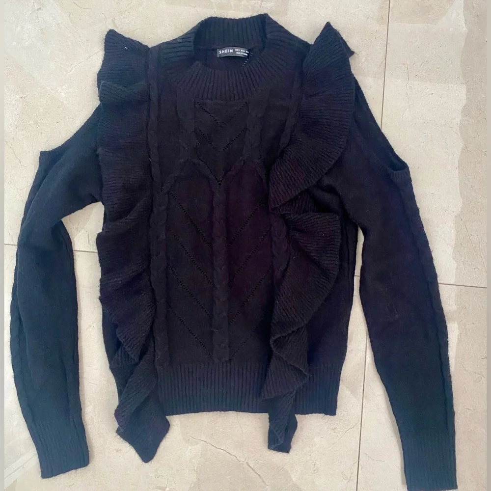 Cut out ruffle trim cable knit‎ sweater